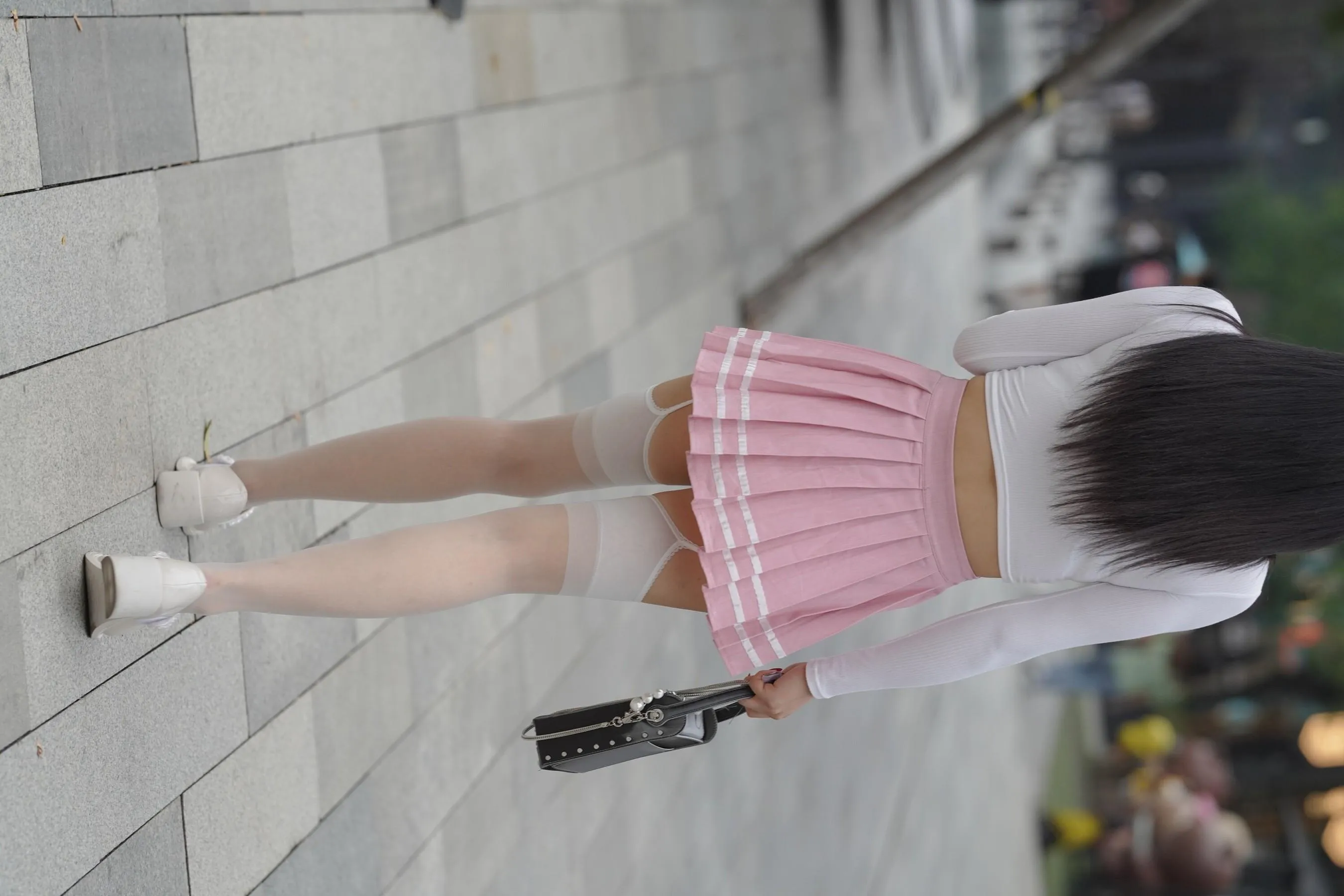 魔镜街拍 NO.161 街拍白丝吊带袜美女 [109P]插图9